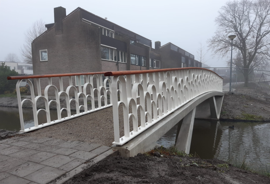 Nieuwe watergang en nieuwe brug in Zuid-Scharwoude. 
